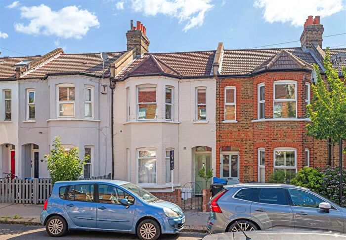 2 Bedroom Flat For Sale In Queen Mary Road, London, SE19