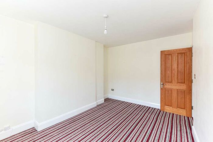 2 Bedroom Flat To Rent In B Golders Way, NW11