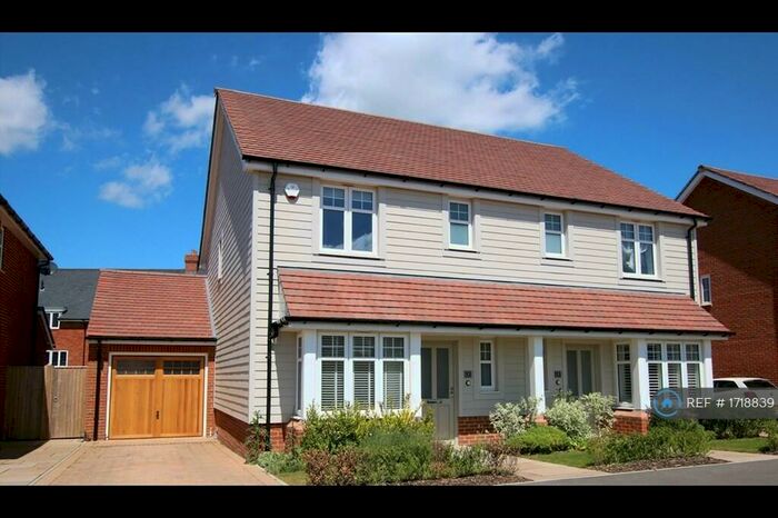 3 Bedroom Semi-Detached House To Rent In Dereham Way, Horsham, RH12