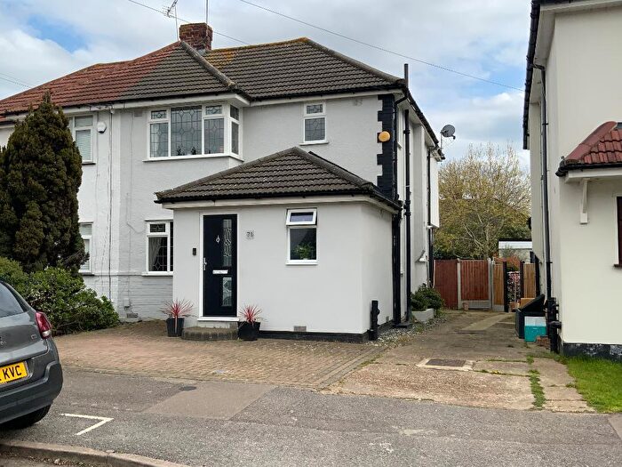4 Bedroom Semi Detached House For Sale In Calbourne Avenue, Elm Park, Hornchurch, Essex, RM12