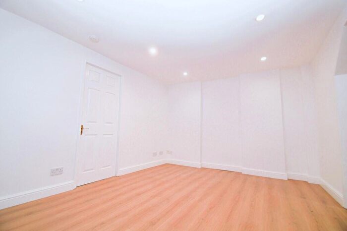 2 Bedroom Apartment To Rent In Samuel Street, London, SE18