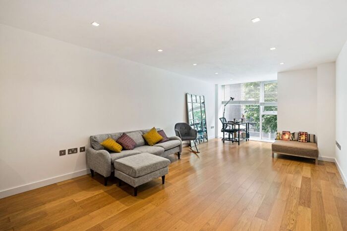 3 Bedroom Flat To Rent In Spenlow Apartments, Wenlock Road, London, N1