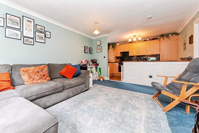 2 Bedroom Flat For Sale In Nursery Gardens, Welwyn Garden City, AL7