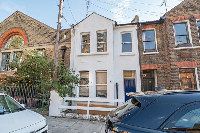 2 Bedroom Flat For Sale In Hewer Street, London, W10