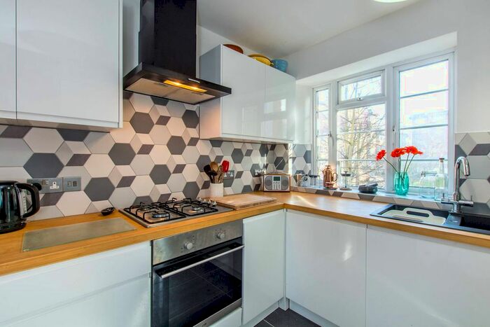 3 Bedroom Flat To Rent In Streatham High Road, Streatham, London, SW16