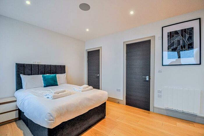 Property To Rent In High Road, N12