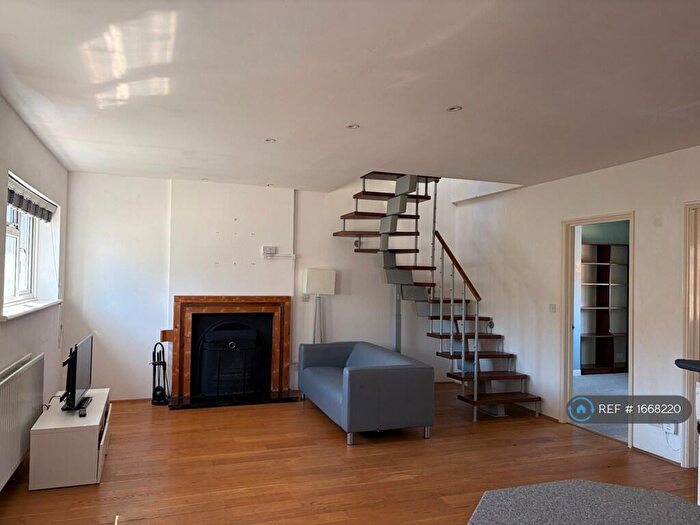 3 Bedroom Maisonette To Rent In Churchbury Road, London, SE9
