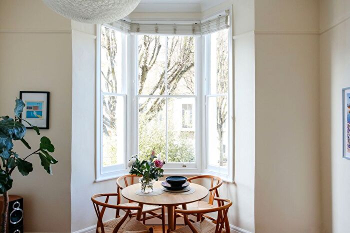 2 Bedroom Flat For Sale In Poole Road, London, E9