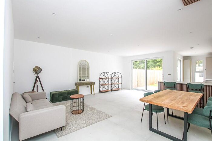 5 Bedroom House To Rent In Cheyne Walk, Hendon, NW4