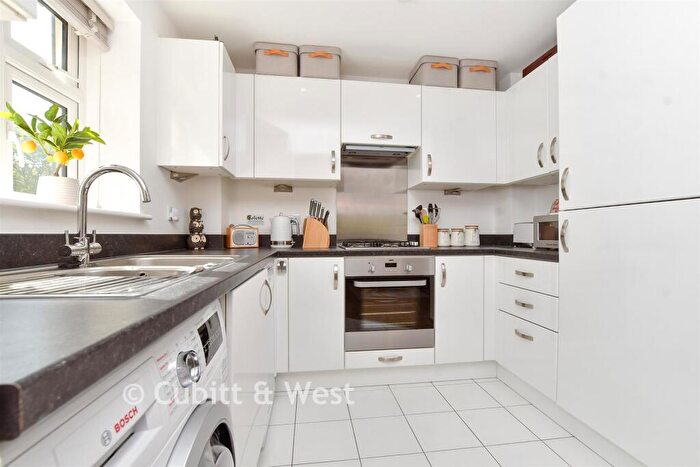 2 Bedroom Apartment For Sale In Lower Barn Road, Purley, Surrey, CR8