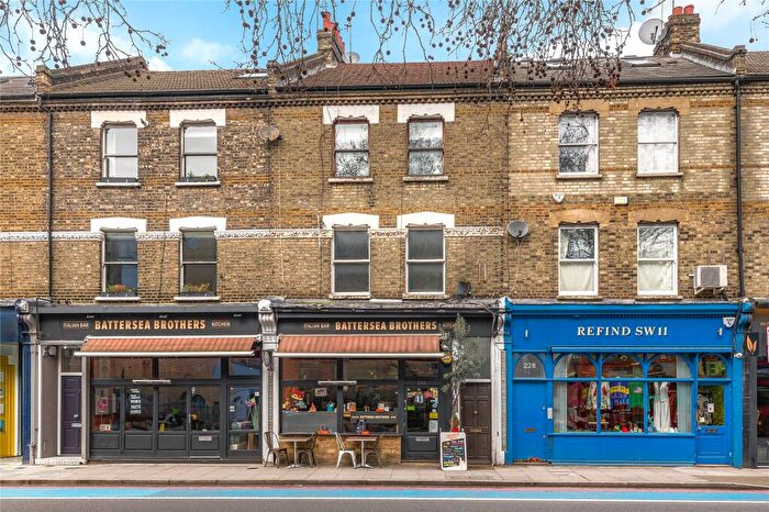 2 Bedroom Flat For Sale In Battersea Park Road, London, SW11