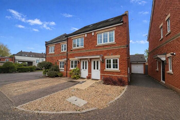 3 Bedroom End Of Terrace House To Rent In Byfleet, Surrey, KT14