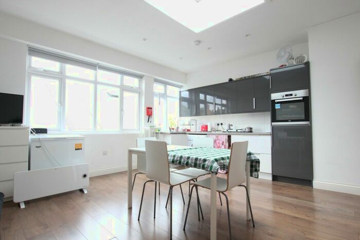 2 Bedroom Flat To Rent In Vale Road, London, N4