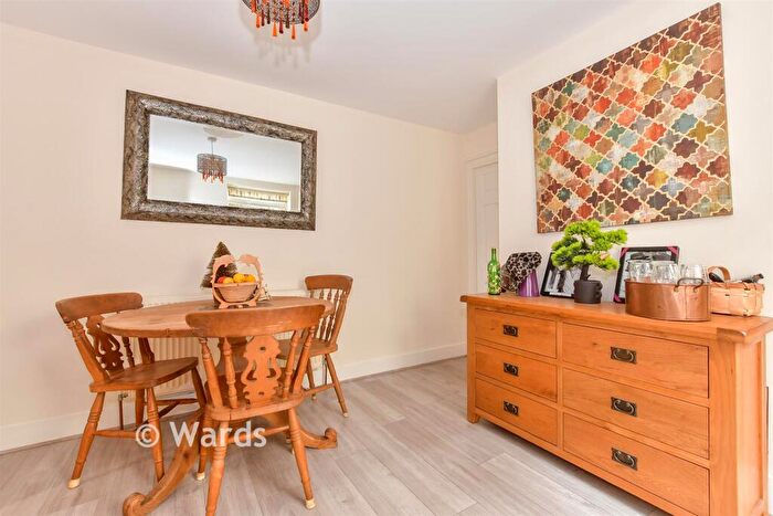 2 Bedroom Flat For Sale In Hastings Road, Maidstone, Kent, ME15