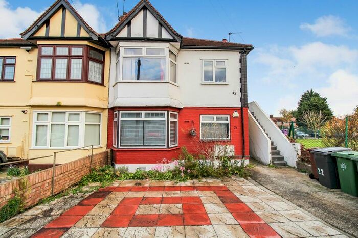 2 Bedroom Flat To Rent In Hall Gardens, London E4