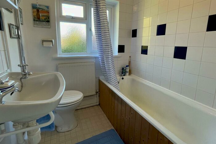 2 Bedroom Flat For Sale In Milford - ***No Onward Chain***, GU8