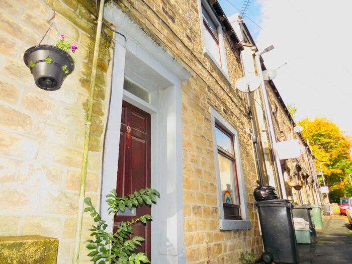 2 Bedroom Property To Rent In Clifton Street, Sowerby Bridge, HX6