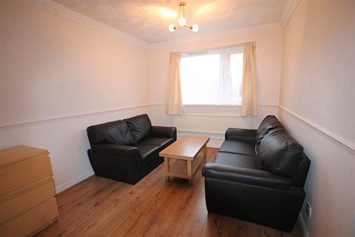 3 Bedroom Flat To Rent In Wakelin Road, London, E15