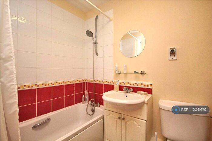 1 Bedroom Flat To Rent In Century Court, Woking, GU21