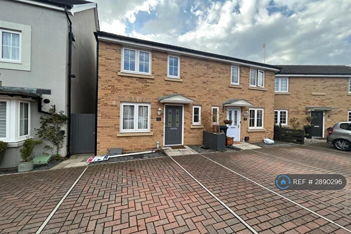 3 Bedroom End Of Terrace House To Rent In Enstone Close, Swindon, SN2