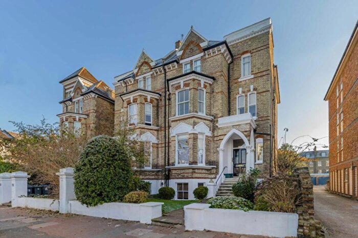 2 Bedroom Flat To Rent In Maple Road, Surbiton, KT6