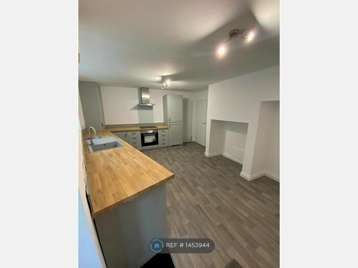 1 Bedroom Flat To Rent In Reins Terrace, Honley, Holmfirth, HD9