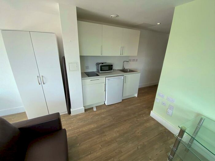 Apartment To Rent In Studio Apartment Scholes Street, Oldham, OL1