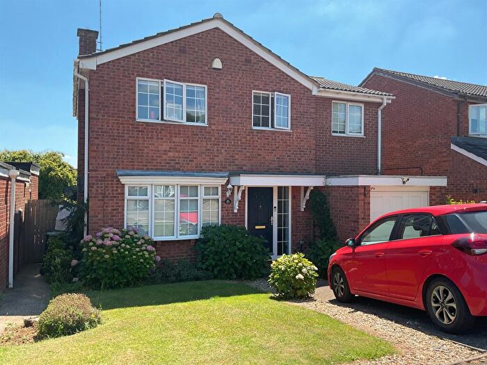 4 Bedroom House To Rent In The Glade, Wellingborough, NN9