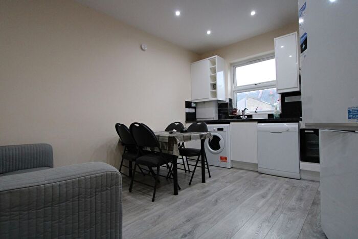 3 Bedroom Flat To Rent In Boscombe Road, South Wimbledon, SW19