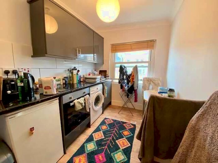 Flat To Rent In Oriental Place, Brighton, BN1