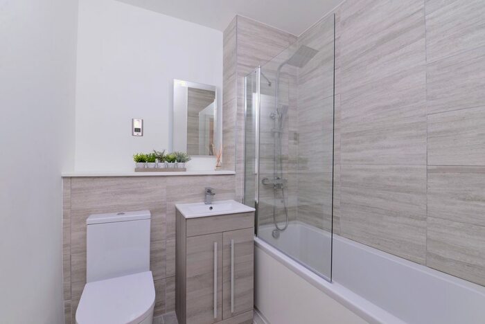 2 Bedroom Flat To Rent In Thackeray Lane, Godalming, Surrey, GU7