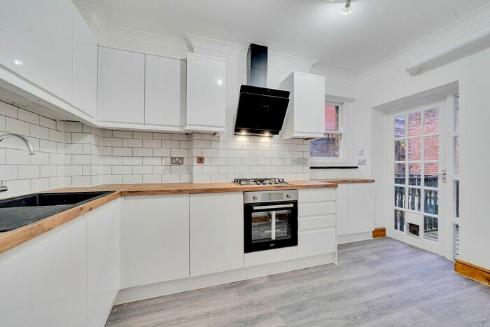 3 Bedroom Flat To Rent In Alconbury Road, London E5