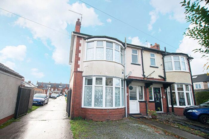 3 Bedroom Semi Detached House For Sale In Lake Drive, Hull, HU8