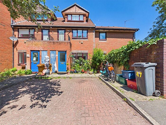 1 Bedroom Maisonette To Rent In Weavers Close, Isleworth, TW7