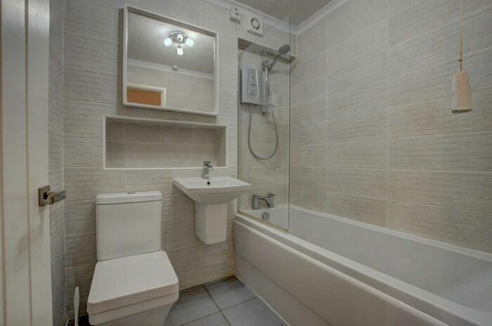 2 Bedroom Flat To Rent In Barkus Way, Stokenchurch, HP14