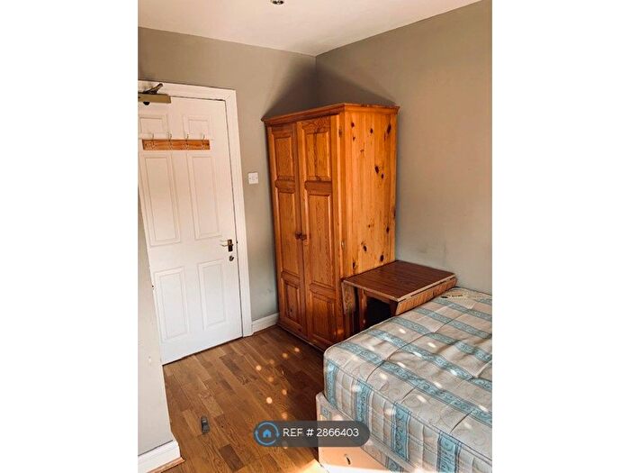 Studio To Rent In Elsham Road, London, W14