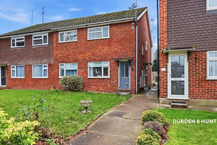 2 Bedroom Maisonette For Sale In Hurstlands Close, Hornchurch, RM11