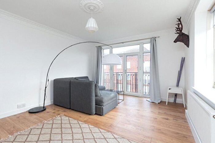 3 Bedroom Apartment To Rent In Gibraltar Walk, Stuart House Gibraltar Walk, E2