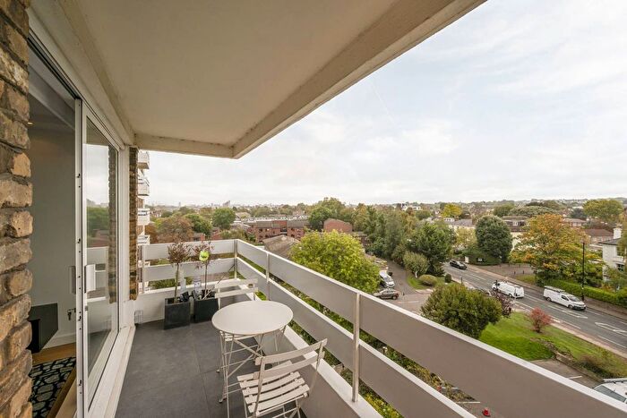 2 Bedroom Flat To Rent In Warwick Drive, Barnes, London, SW15