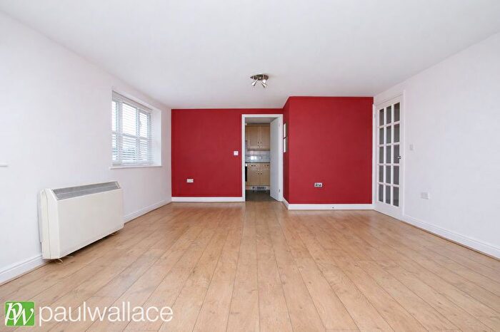 2 Bedroom Flat For Sale In Plomer Avenue, Hoddesdon, EN11