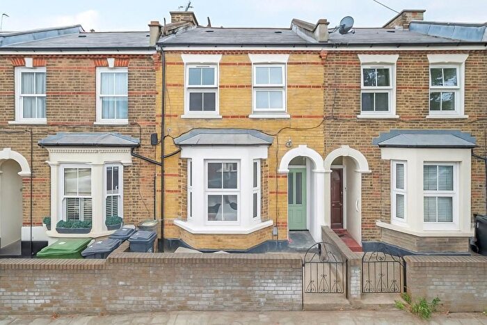3 Bedroom Flat To Rent In Popular Road, London, SE24