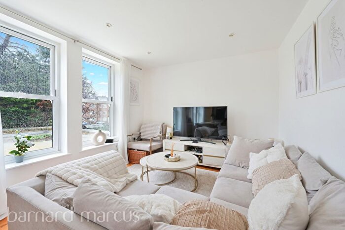 2 Bedroom Flat To Rent In The Avenue, Worcester Park, KT4