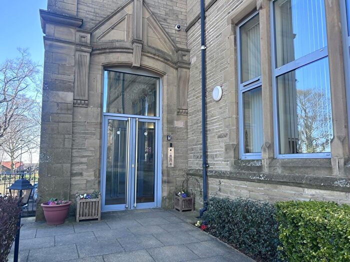 4 Bedroom Apartment To Rent In Chrisharben Court, Clayton, Bradford, BD14