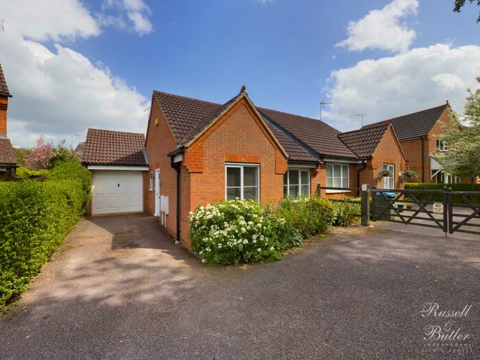 2 Bedroom Bungalow To Rent In Foxglove Close, Buckingham, MK18