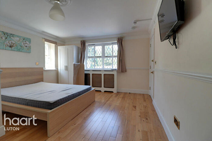 6 Bedroom Detached House For Sale In Wardown Crescent, Luton, LU2