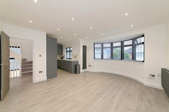 3 Bedroom Flat To Rent In Hervey Close, Finchley, N3