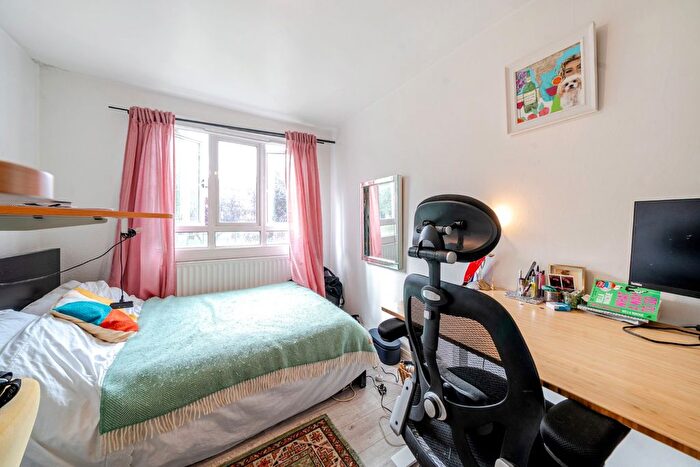 2 Bedroom Flat For Sale In Heather Close, London, SW8