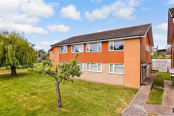 2 Bedroom Maisonette For Sale In Glebe Way, Whitstable, Kent, CT5