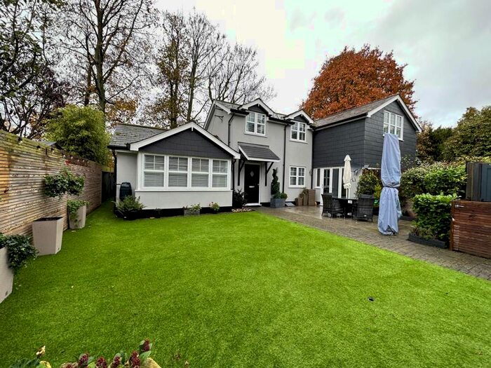 2 Bedroom Flat To Rent In Barnway, Englefield Green, Egham, TW20