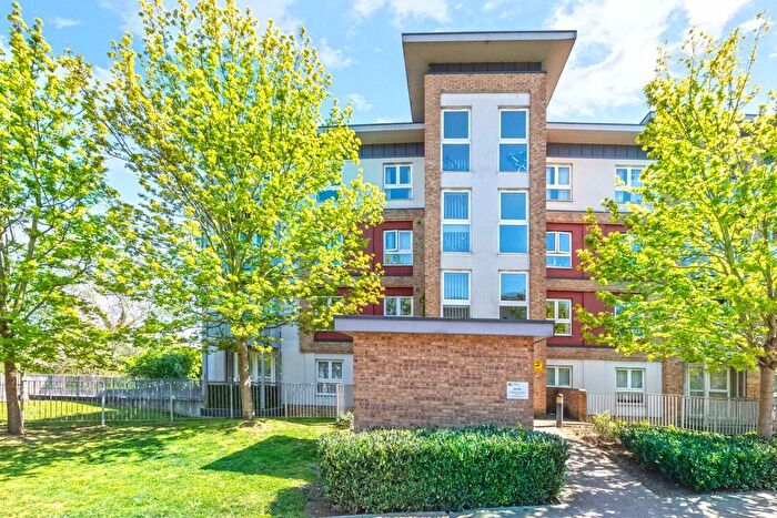 2 Bedroom Flat To Rent In Langhorn Drive, Twickenham, TW2